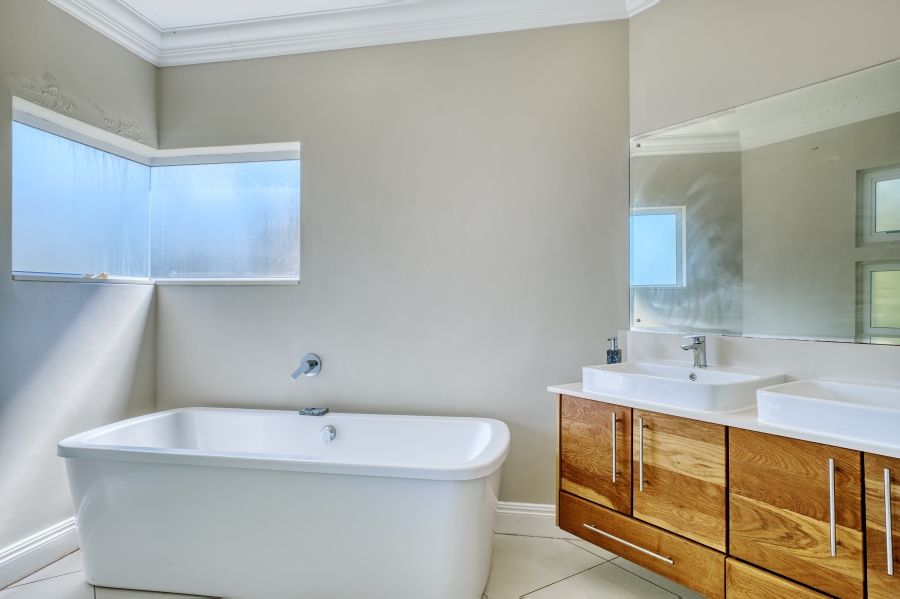 5 Bedroom Property for Sale in Blue Horizon Bay Eastern Cape